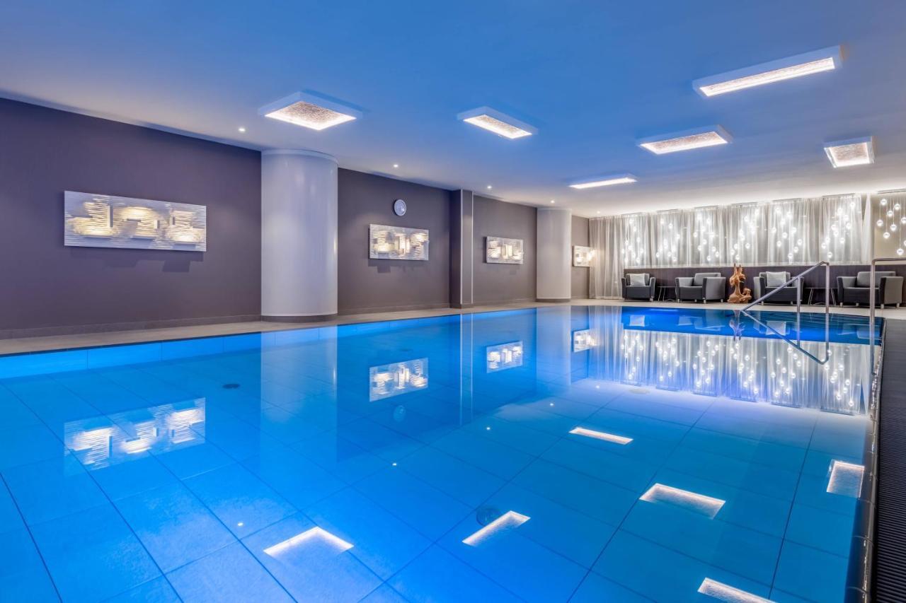 Vienna Marriott Hotel Eksteriør bilde The pool at the Mandarin Oriental, Munich
