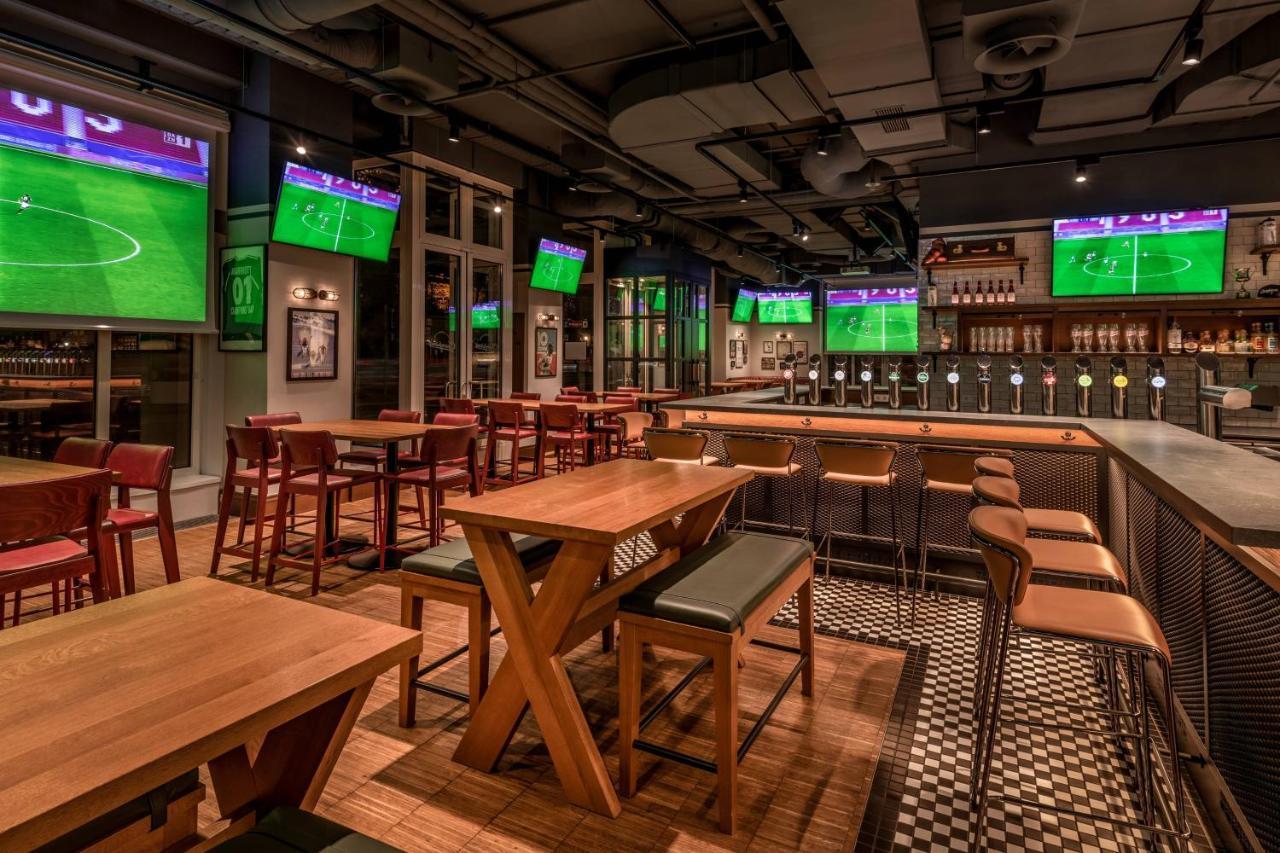 Vienna Marriott Hotel Eksteriør bilde The interior of a typical sports bar